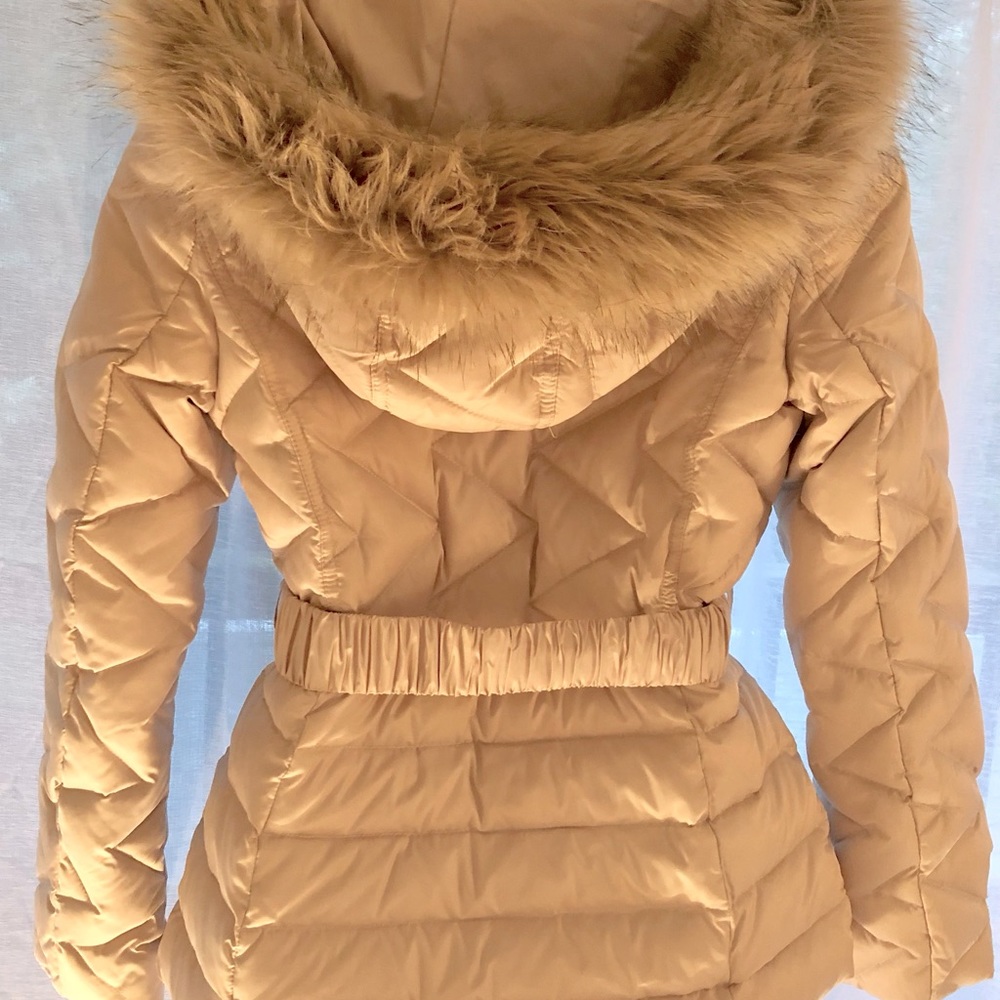 Gorgeous Shelli Segal belted puffer in size S